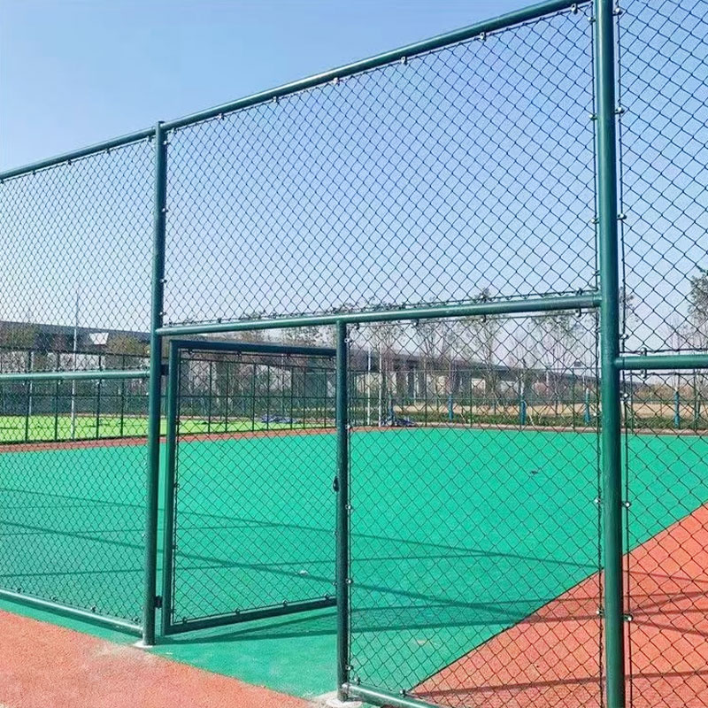 Zmontowane ogrodzenie stadionu