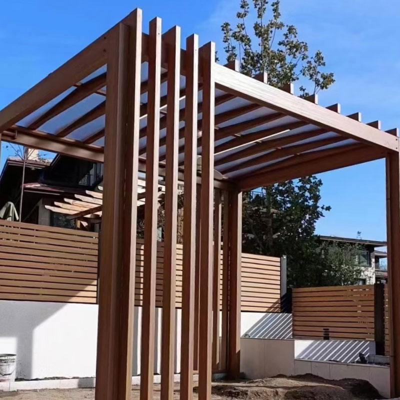 Pergola metalowa imitująca drewno